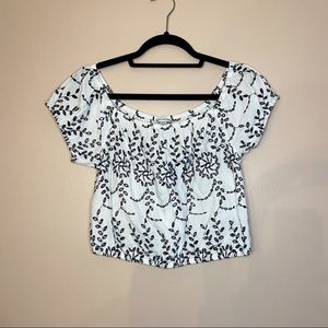 AMERICAN EAGLE OUTFITTERS EMBROIDERED CUTOUT CROPPED WHITE BLOUSE